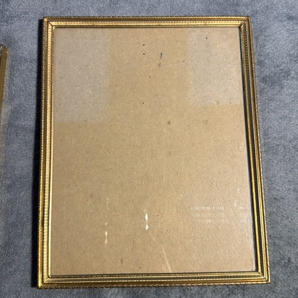 Set of two vintage 8 x 10 picture frames. - Picture 4 of 5